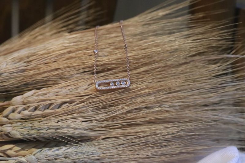 ⁦שרשרת עם שולושה יהלומים זזים משובצת⁩ – תמונה ⁦6⁩